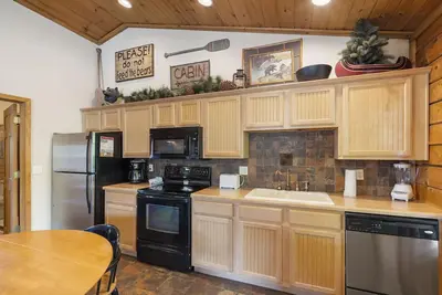 Image de Cedar Log Cabin for Two - Fireplace & Whirlpool Tub - Minutes from Shows!