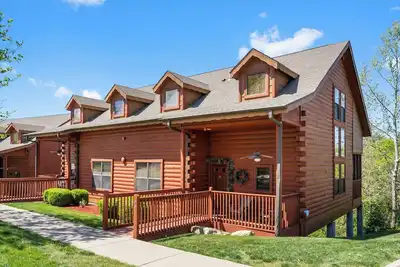 Image de Rustic Walk-in Cabin with Fireplace - Just Minutes from Shows and Shopping!