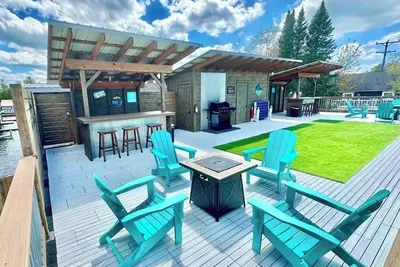 Image de Torch Lake Sandbar Directly Across the Street With Indoor Boat Slip Unit A