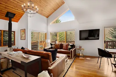 Image de Newly remodeled duplex residence, close to restaurants, stores and ski slopes! !