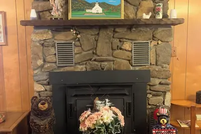 Image de Spring is here! ! Enjoy the views from the decks! The mountains are so gorgeous! !