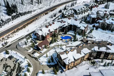 Image de Mountain Bliss: Cozy Solitude Condo, Heated Pool and Hot Tub, Game Room, Parking, Patio, Fireplace!