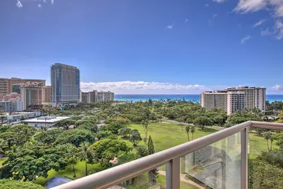 Image de Luana Waikiki Gem w/ Parking - Blocks to Beaches!