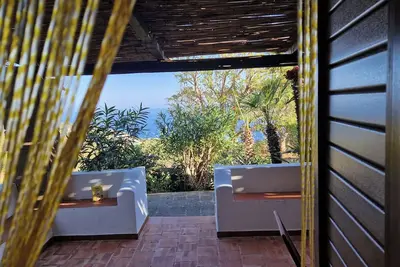 Image de Maison de campagne entourée de verdure. . pour la famille!