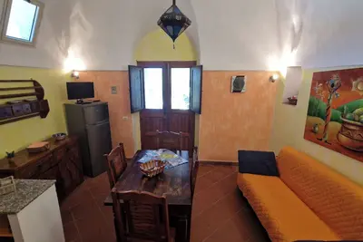 Image de Ancien entrepôt rénové. . maintenant dammuso pour les vacances!