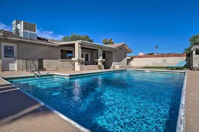 Image de Putting Green & Pool Table: Lake Havasu City Gem!