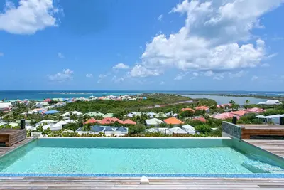 Image de Orient Bay. Villa de luxe avec ménage et conciergerie. Vue magique. Piscine.