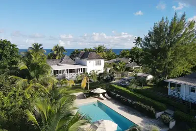 Image de Two stunning houses, moments from iconic Pink Sands Beach, sleeps 12 Adults