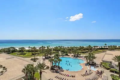 Image de Panoramic Views and Private Beach