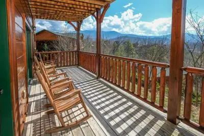 Image de Majestic View - Stunning Mountain Views Ahead!