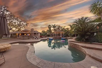Image de Private Resort style villa at San Diego-heated salt pool-Hot Tub-86\" Tv