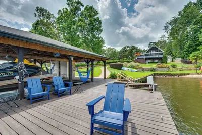 Image de Luxe Lake Sinclair Living: Private Dock and Beach!
