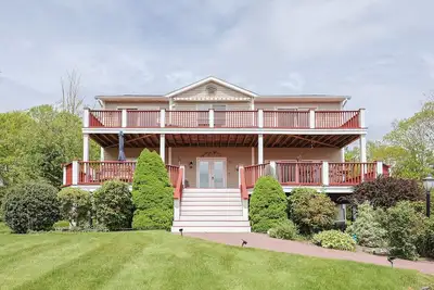 Image de Over By Good Harbor: Phenomenal views and just 0. 2 miles to the beach.