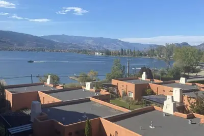 Image de This is the life. . . 3 bedroom lakefront property close to everything!