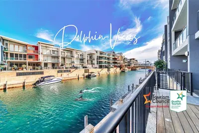 Image de Dolphins At Your Balcony ⎈ Waterfront  Home ~ Dolphin Quay