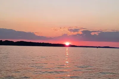 Image de Beautiful Lakefront home- Ready to relax, enjoy sunset views, swim, fish?