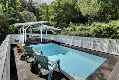 Image de Hilltop Views! Backyard Pool, 3 Bedrooms/3 Baths. Gentle Breezes. Very Private.