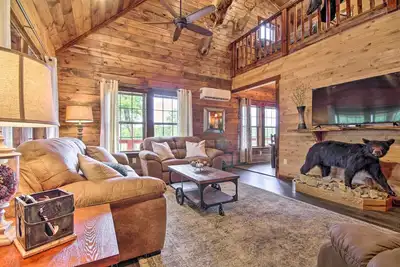 Image de Secluded Log Cabin with Decks, Views & Lake Access