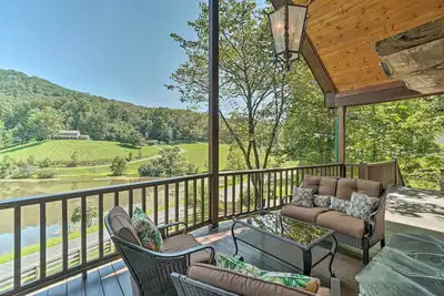 Image de Hayesville Cabin w/ Game Room & Mtn Views!