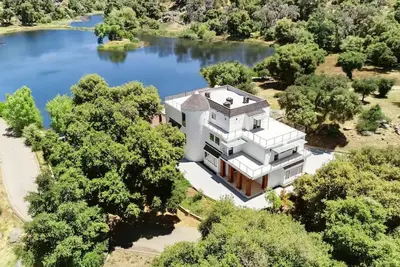 Image de Stylish Lakefront home near Julian