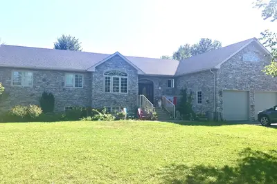 Image de Large, bright basement apartment close to ski hills, beaches and trails