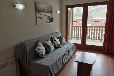 Charmant studio cabine pour 4 avec terrasse, piscine couverte, parking et salle de fitness à 400m des pistes