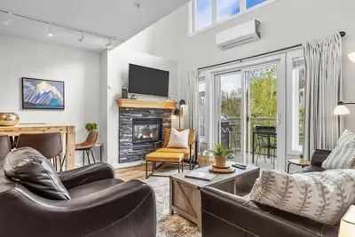 Image de Charming Mountain Loft – Pet Friendly | Mountain Views!