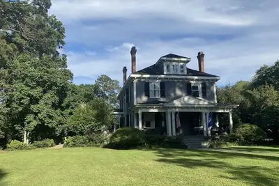 Image de 1901 Historic 3-Story Home w/ Pool near downtown Lafayette