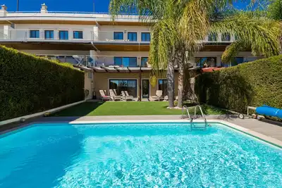 Image de Casa Vista Lago | professionally cleaned | 4-bedroom townhouse | within walking distance of Lagos centre