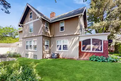 Image de Charming historical home with gated entrance & gas grill - walk around downtown