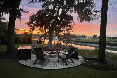 Image de The \"Beaufort Breeze\" Five Minutes from Historic Beaufort with Marsh and Dock!