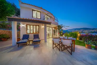 Luxury Sea Front Villa with Sea Views and Private Heated Pool
