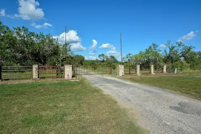 Image de Three Oaks Property