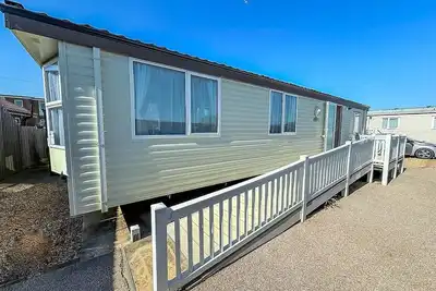 Wheelchair friendly caravan for hire Norfolk near the beach ref 13016l