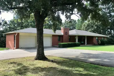 Image de Fayetteville Retreat - peaceful/private setting - game room - easy access to Nwa