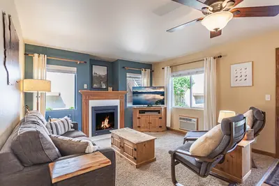 Now Booking Summer! Free Parking, Grnd Floor Condo, Walk to Downtown!