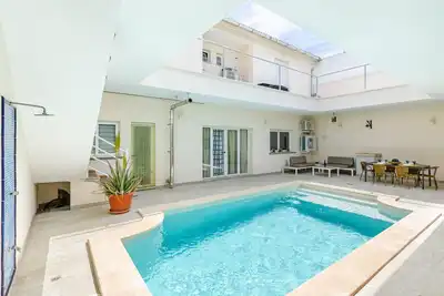 Image de Maison moderne avec piscine privée et barbecue, YourHouse Villa Marian