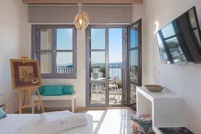 Image de V77 Seafront Leto Suite with roof top hot tub.