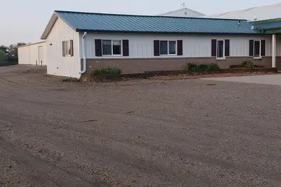 Image de One Mile from Airport! ! 3 Bedroom Lodge Sleeps 5 to 7