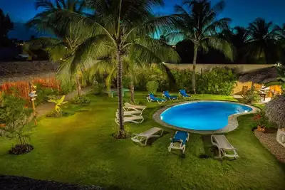 Image de 1bd condo (sleeps up to 4), pool/Wifi/yoga/ping-pong, steps from surfing beach!