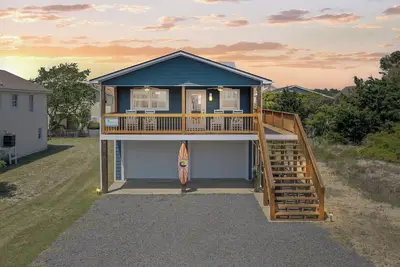 Image de Yackety Yack - Charming 4 bedroom 2 bath. Quiet mid island beach living. Fully Renovated in 2020