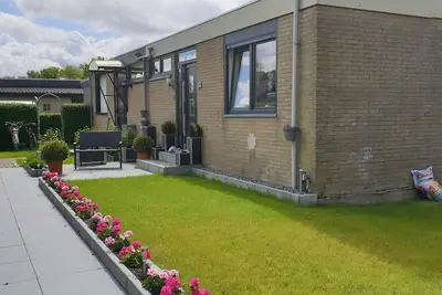Image de Toller Bungalow. Das Ferienpark Liegt Direkt am Deich zum Ijsselmeer/strand