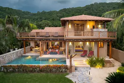Image de Beautiful Beach front home with 3 bedrooms and 3 1/2 bathrooms.