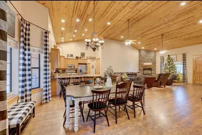Image de Huge Cabin Near Woodland Lake, Sleeps 36!