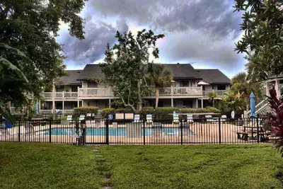 Image de Coastal Retreat - Walk to Redfern Village, Bike to Beach + Pool, Balcony