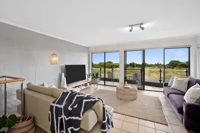 On The Esplanade - Oceanfront Apartment