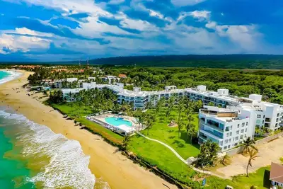 Image de 2bd beachfront apartment with sea views, in gated resort with pool!