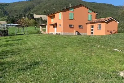 Image de Magnifique Ferme ENTIÈREMENT IMMERGÉE Dans La Nature