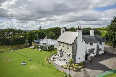 St Anne's House, Sea Views, 7 Bedrooms - Sleeps 30