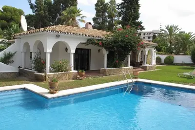 *Nueva* Hermosa casa con piscina privada a 1 minuto a pie de la playa.
